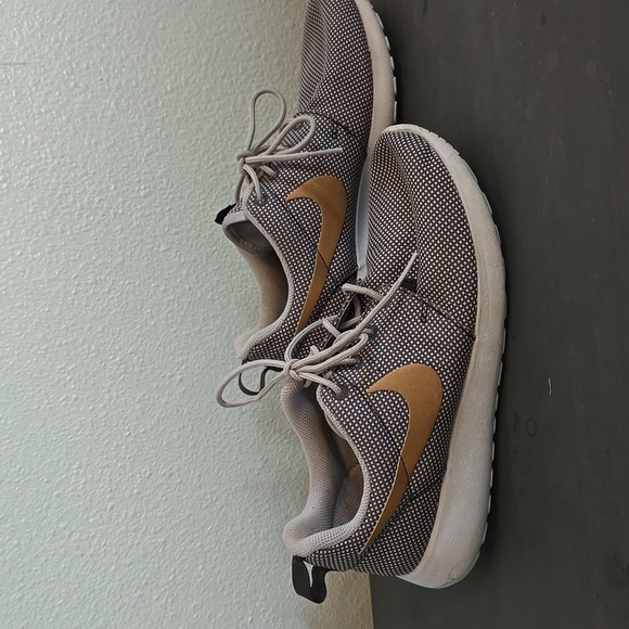 Nike Roshe One Women's Running Shoes Grey and Gold Size 7 - Picture 2 of 8
